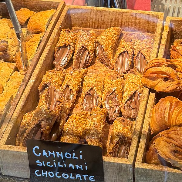 Cannoli siciliani med chokladkräm och hackade nötter