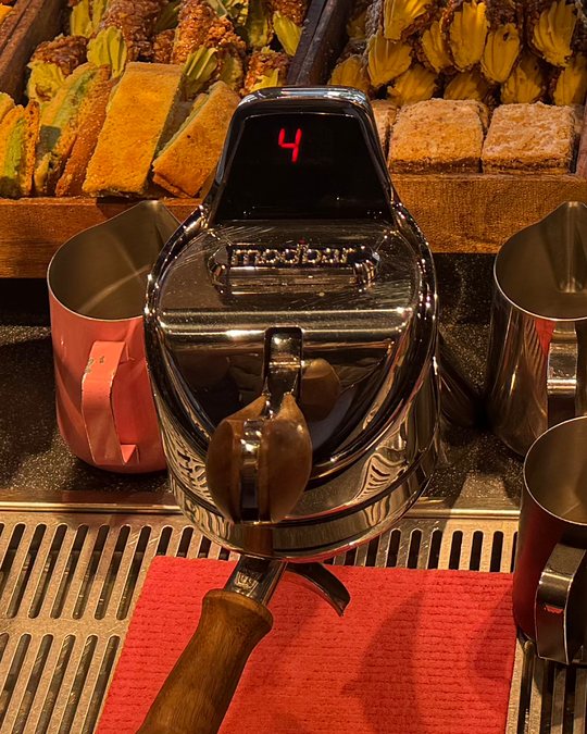 En av Koffeins två Modbar-kranar, med display och portafilter med trähandtag