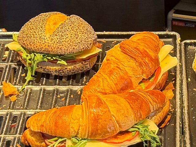 Smörgåsar på disken: en croissant och en vallmofrallas med ost och sallad